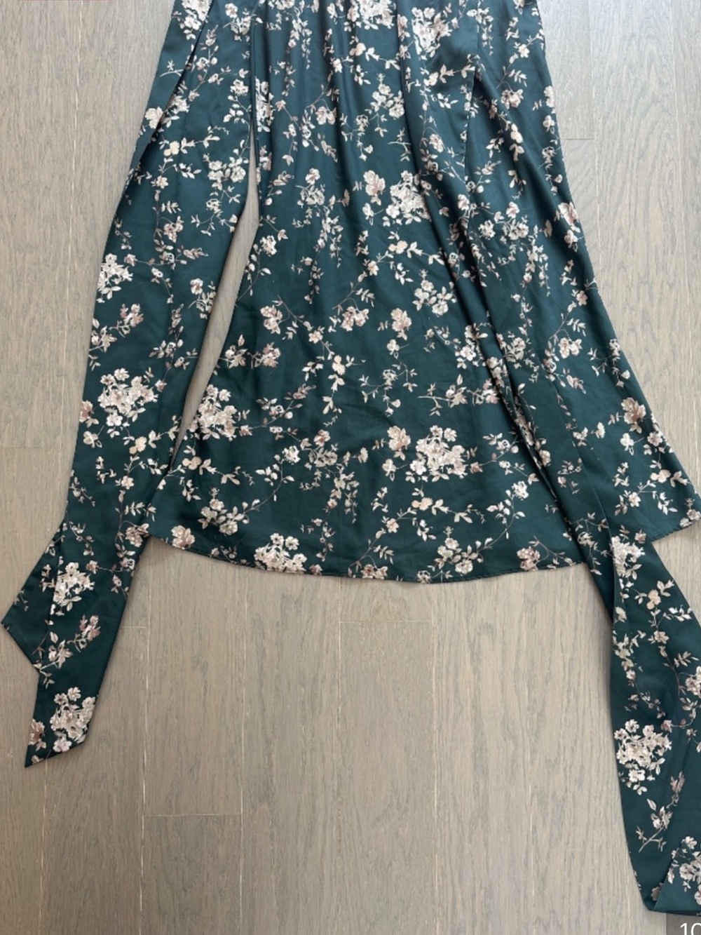 Sau Lee Callie Printed Gown Green Floral Maxi Dress Draped - Size US
6 - Picture 7 of 10